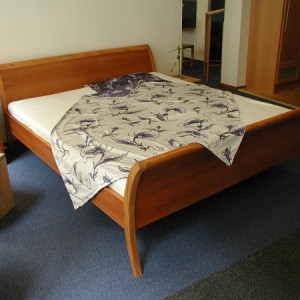Bett und Nachtkästen sind aus Amerikanischer Kirsche gebaut.