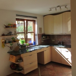 Küche in Ahorn mit Steinplatte