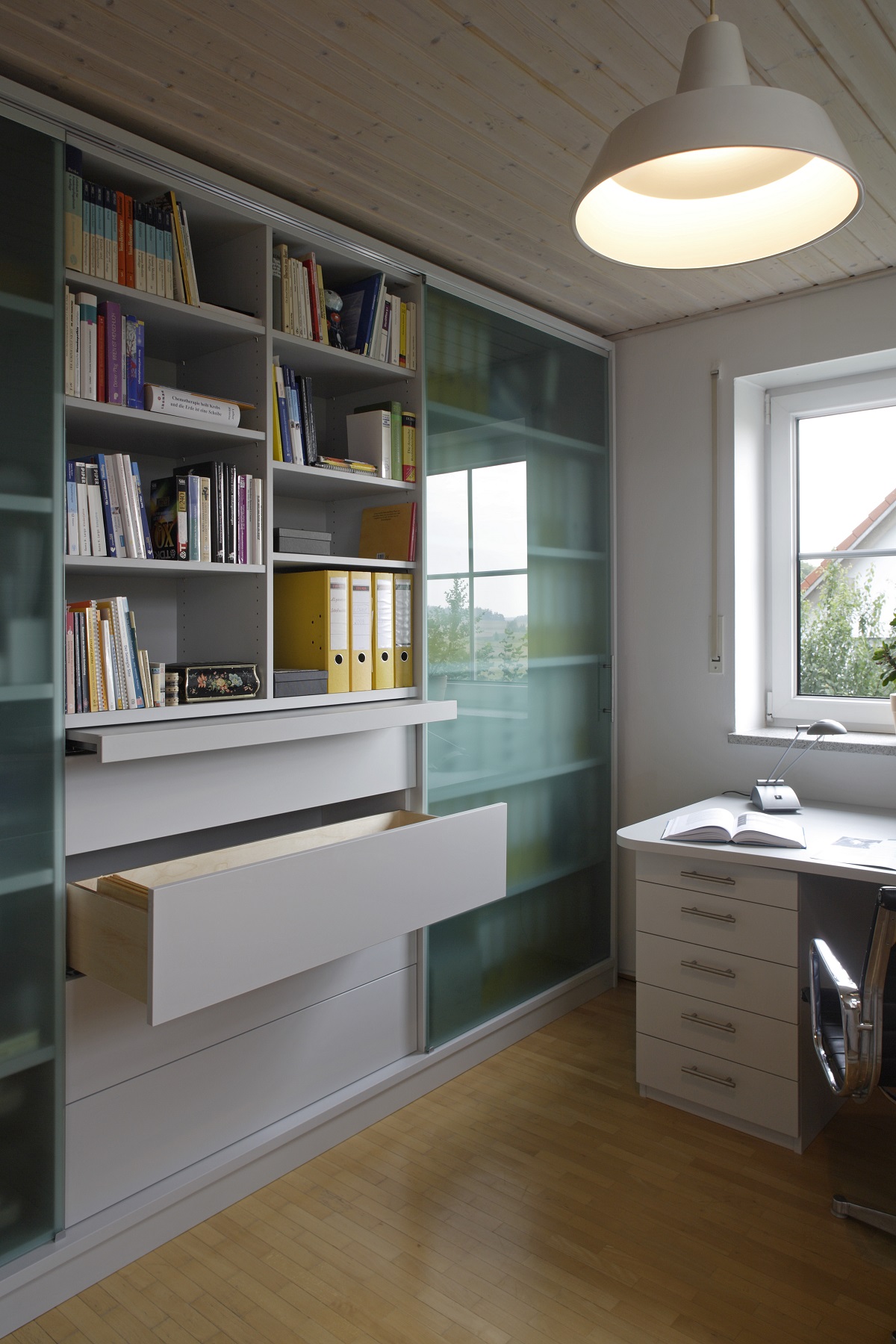 Schrankwand mit geöffneten Schüben Schrankwand mit geöffneten Schüben